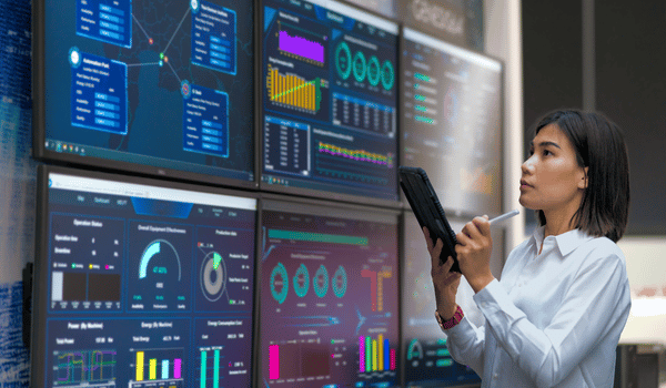 Engineer in a smart factory analyzing production data, reflecting digital transformation in manufacturing.